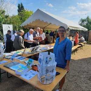 Exposition des mes cartes illustrées et livres sur un marché régional.