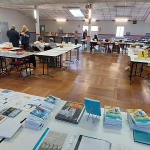 Présentation de mes livres et cartes illustrées lors d'un salon régional.