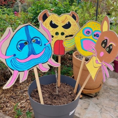 Réalisation de masques à taille réelle pour une fable écologique.