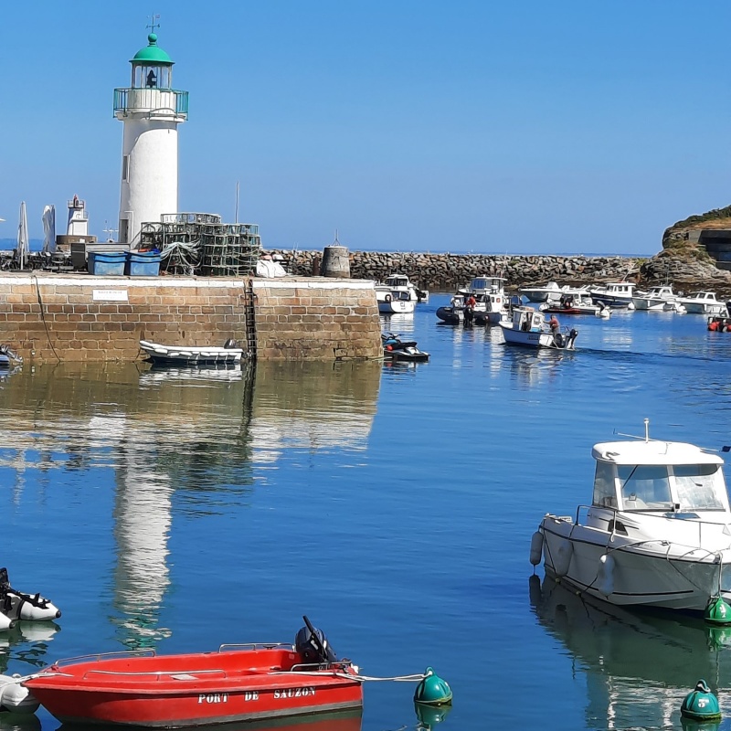 Vue sur le phare du port de Sauzon.