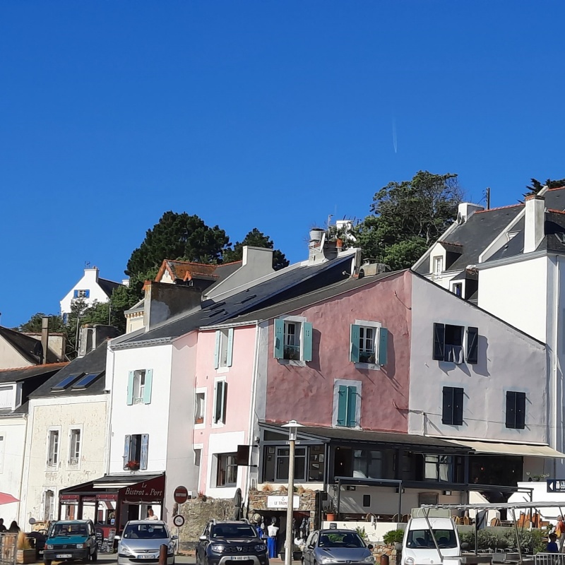 Maisons colorées du port de Sauzon à Belle-île-en-Mer.