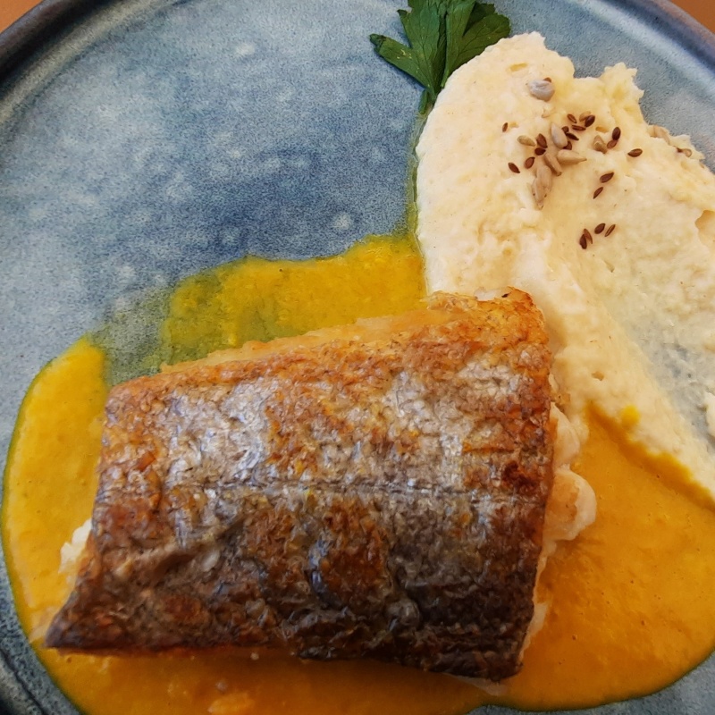 Pavé de merlu et sa mousseline de céleri et crème de poivrons.